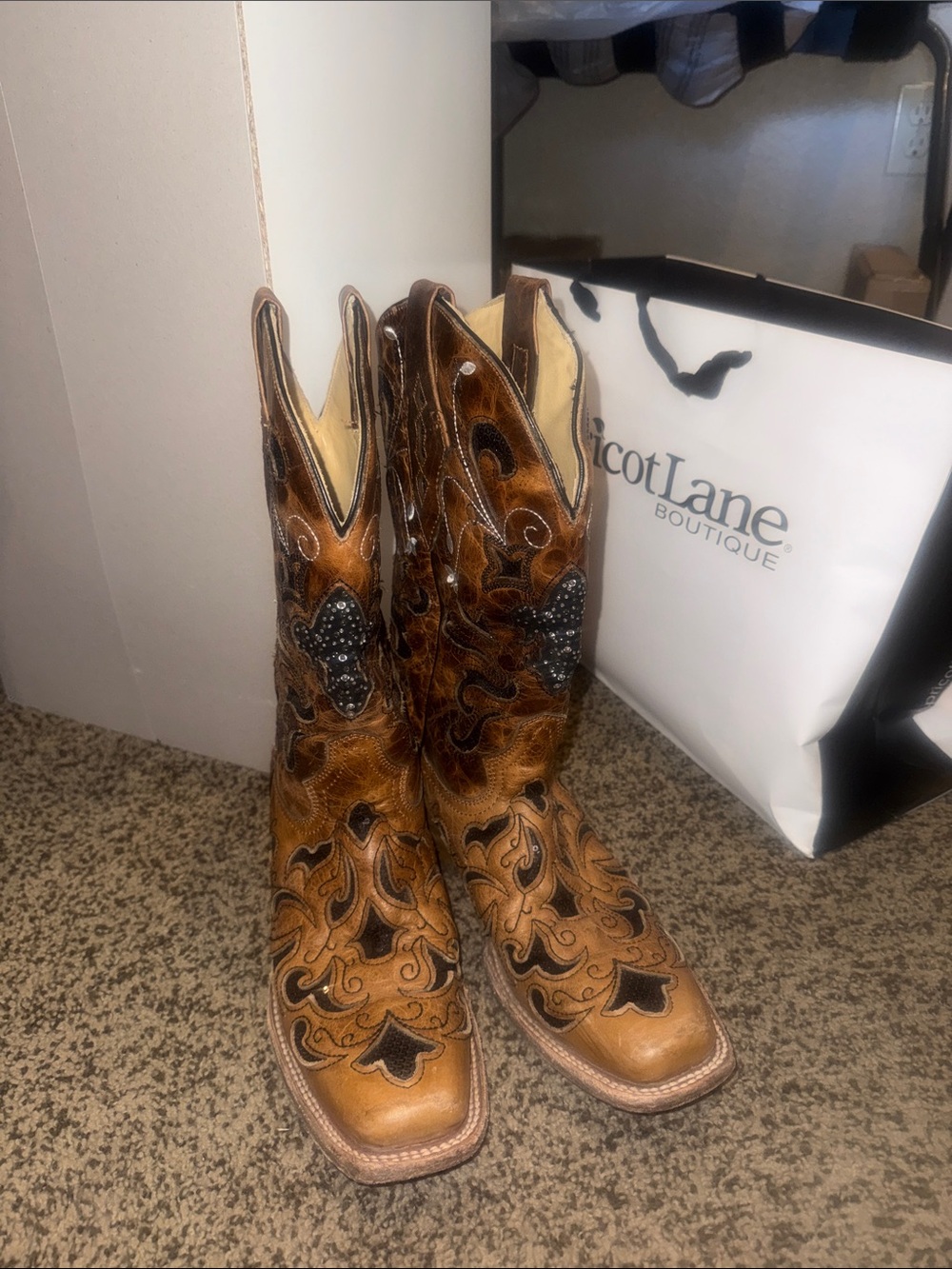 Embroidered Western-Style Brown Leather Heeled Boots